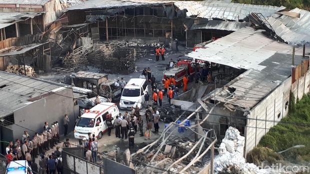 Ambulans yang membawa korban tewas dari pabrik yang meledak di Kosambi