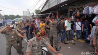 Sejumlah pedagang yang berjualan di trotoar sempat kocar kacir dan berlarian saat dagangan mereka hendak disita petugas.