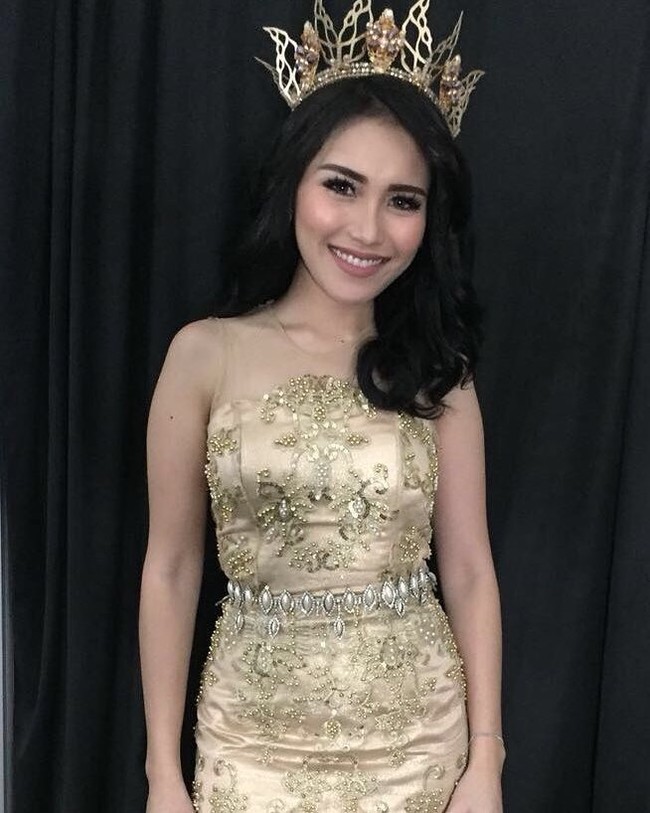 Ayu Ting Ting mengenakan hiasan kepala berbentuk mahkota kerajaan. Foto: Dok. Instagram