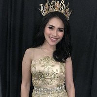 Ayu Ting Ting mengenakan hiasan kepala berbentuk mahkota kerajaan. Foto: Dok. Instagram