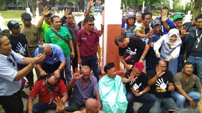Foto: Bupatinya Kena OTT KPK, Warga Nganjuk Potong Rambut Massal