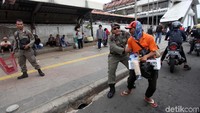 Meski telah tertangkap berkali-kali, para PKL yang ada disana terus membandel dan tak kapok berjualan di tempat yang tak seharusnya.