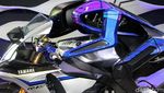 Robot Bermotor Lawan Valentino Rossi