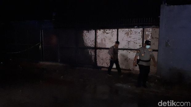 Gerbang pabrik ditutup saat Tim Inafis lakukan olah TKP