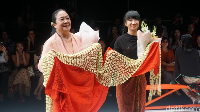 Di akhir acara, Veronica naik ke panggung untuk memberikan rangkaian bunga kepada Obin. Foto: Daniel Ngantung/Wolipop