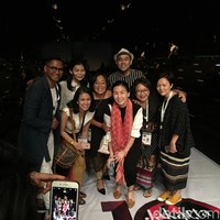 Mantan Deputi Gubernur Senior Bank Indonesia Miranda Goeltom pun tak mau ketinggalan berfoto bersama Veronica. Foto: Daniel Ngantung/Wolipop