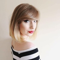 Jika bertemu dengan wanita ini di jalan, pasti kamu akan histeris dan mengira dia adalah Taylor Swift. Tapi dia hanyalah wanita biasa yang tidak punya hubungan darah dengan Taylor Swift. Hanya wajahnya saja yang sama.  Foto: dok. Instagram (Laurah)