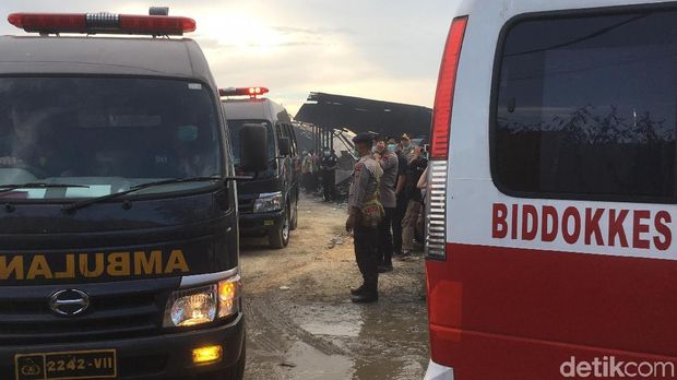 Ambulans keluar dari pabrik petasan yang meledak