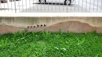 Lukisan orang naik unta seolah di padang gurun. Foto: Imgur