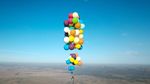 Momen Menakjubkan Saat Pria Terbang dengan Balon Bak Film Up