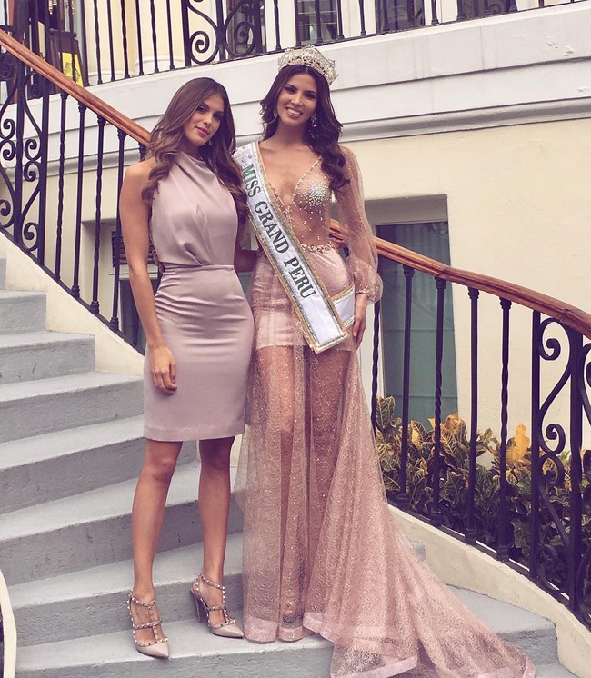 Sebagai Miss Grand Peru, Maria Jose Lora pernah berjumpa dengan ratu kecantikan lainnya yang tak lain adalah Miss Universe Iris Mittenaere. Foto: Dok. Facebook