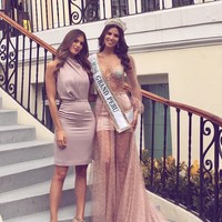 Sebagai Miss Grand Peru, Maria Jose Lora pernah berjumpa dengan ratu kecantikan lainnya yang tak lain adalah Miss Universe Iris Mittenaere. Foto: Dok. Facebook