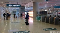 Stasiun ini adalah stasiun terbesar. Ia punya 34 gate! Sudah seperti bandara internasional saja.