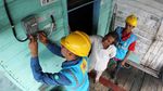 Tembus Hutan, Begini Perjuangan Melistriki Desa-desa di Natuna