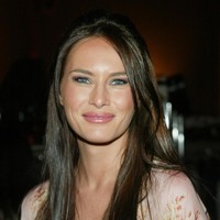 Senyum semringah Melania saat hadir di after party tayangan perdana serial Sex and The City di New York City, pada Juni 2003. Kala itu namanya masih Melania Knauss karena belum menikah dengan Donald Trump. Foto: Getty Images