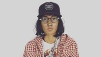 Nadine Chandrawinata pernah tampil dengan gaya nerd dan terlihat lusuh, namun para netizen masih memuji kecantikannya dibalik makeup itu. (Dok. Instagram/nadinelist)