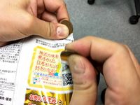Dengan Cara Unik Ini, Buka Kemasan Keripik Jadi Lebih Mudah