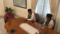 Saat bertemu, JK langsung melirik ke arah sepatu Anies-Sandi. Lihat sepatunya, tanya JK sambil tersenyum. Keduanya, yang masih berdiri, langsung mengambil sikap sempurna dan memperlihatkan warna sepatu yang digunakan. (Foto: Tim Media Wapres)