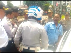 Begini Momen Sopir Taksi di Jaksel Menangis karena Keseringan Ditilang