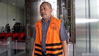 Hakim Pengadilan Tinggi Manado Sudiwardono tiba di gedung KPK untuk menjalani pemeriksaan di Jakarta, Kamis (26/10/2017).