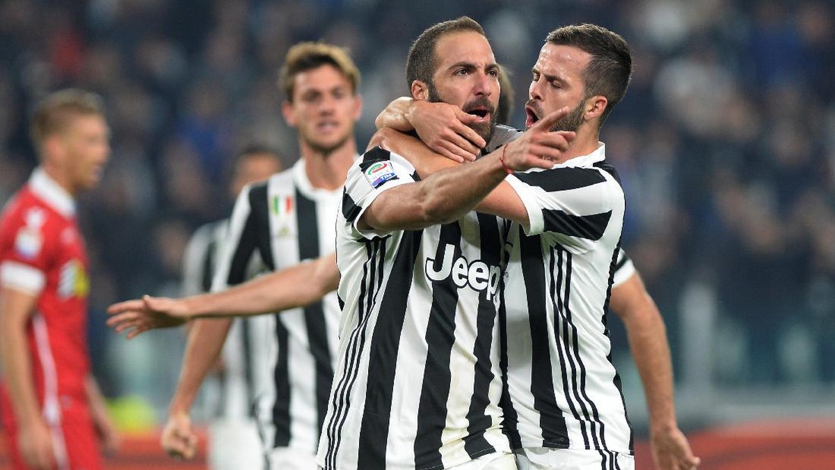 Gonzalo Higuain merayakan golnya ke gawang SPAL (Massimo Pinca/Reuters)