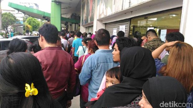 Antrean pembeli di Lotus Thamrin