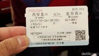Harga tiketnya untuk kelas pertama 824 yen untuk kelas dua lebih murah sekitar 300 yen. Kelas vip lebih mahal lagi. Bedanya jelas dua kursinya tiga tiga kelas 1 dan vip dua dua.