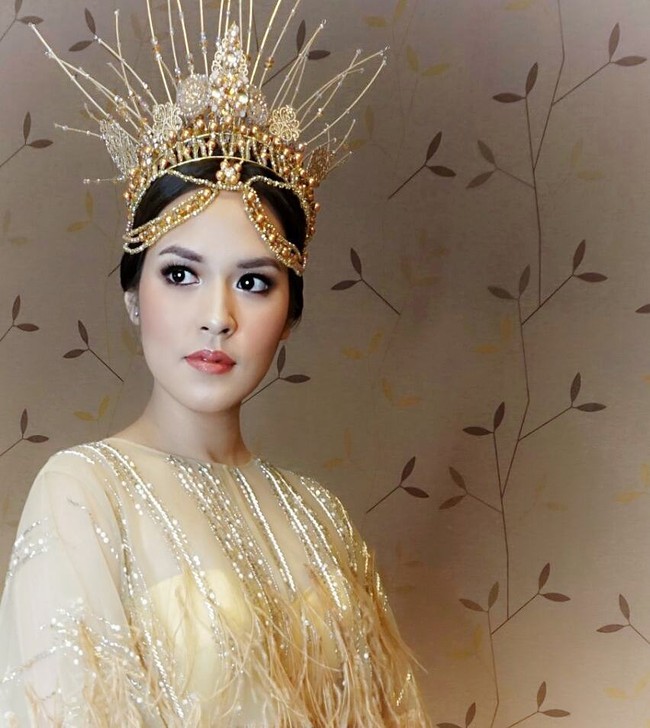 Ada kalanya Raisa yang feminin memilih tampil ekstravagan dengan hiasan kepala besar nan dramatis. Foto: Dok. Instagram