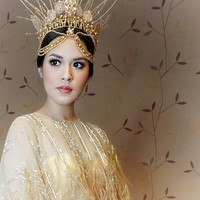 Ada kalanya Raisa yang feminin memilih tampil ekstravagan dengan hiasan kepala besar nan dramatis. Foto: Dok. Instagram
