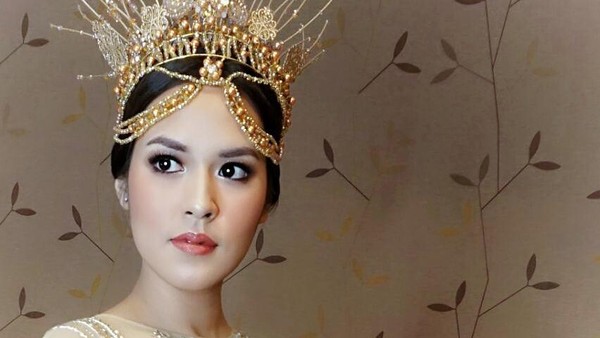 Foto: Syahrini Hingga Raisa, 8 Gaya Selebriti Pakai Hiasan Kepala Dramatis