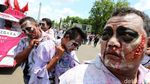 Minta Perhatian Jokowi, Sopir Truk Tangki Pertamina Berdandan Zombie