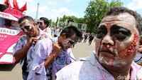 Massa menuntut pemerintah membatalkan PHK dan mengangkat kembali AMT menjadi karyawan tetap. Mereka juga meminta pemberlakuan 8 jam kerja dan upah lembur.