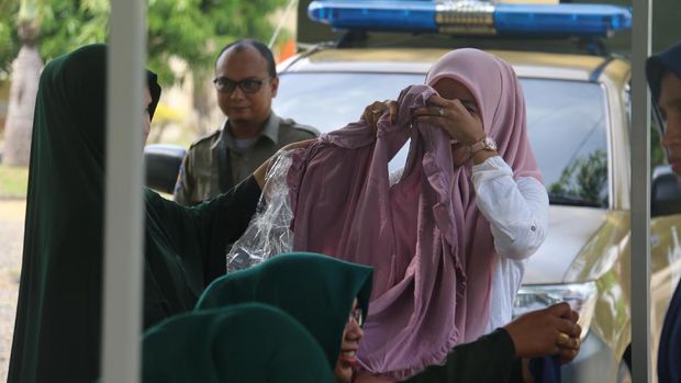 Langgar Perda Syariat, Pemotor Bercelana Pendek Diberi Sarung
