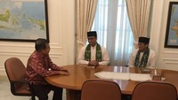 Keduanya mengenakan pakaian khas Betawi dengan kalungan sarung di leher. Anies dan Sandi sempat menunggu di ruang tamu sebelum akhirnya bertemu dengan JK.  (Foto: Tim Media Wapres)