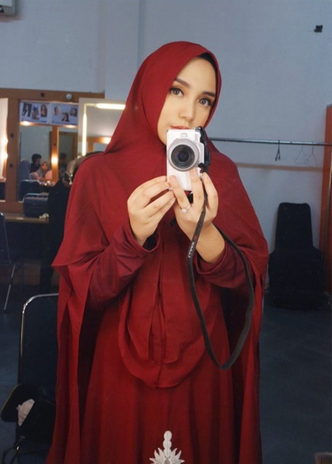 Awal ia berhijrah dan menikah dengan Taqi Malik, ia mengubah penampilannya 180 derajat. Ia mengenakan gamis dan khimar instant di kesehariannya. Foto: Dok. Instagram/salmafinasunan