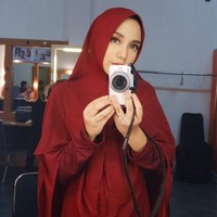 Awal ia berhijrah dan menikah dengan Taqi Malik, ia mengubah penampilannya 180 derajat. Ia mengenakan gamis dan khimar instant di kesehariannya. Foto: Dok. Instagram/salmafinasunan