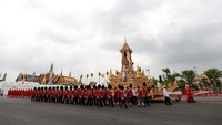 Sejak Kamis (26/10) pagi, Royal Urn yang secara simbolis merupakan peti mati kerajaan dibawa dari Istana Bangkok menuju lokasi kremasi. Foto: REUTERS/Soe Zeya Tun