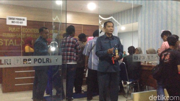 Keluarga Korban Pabrik Petasan Datangi Posko Antemortem RS Polri