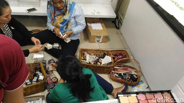 Cuci gudang Lotus hari kedua