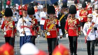Raja Thailand Maha Vajiralongkorn dan keluarga kerajaan lainnya berjalan secara perlahan di belakang Kereta Kemenangan Besar tersebut. Foto: REUTERS/Damir Sagolj