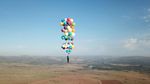 Momen Menakjubkan Saat Pria Terbang dengan Balon Bak Film Up