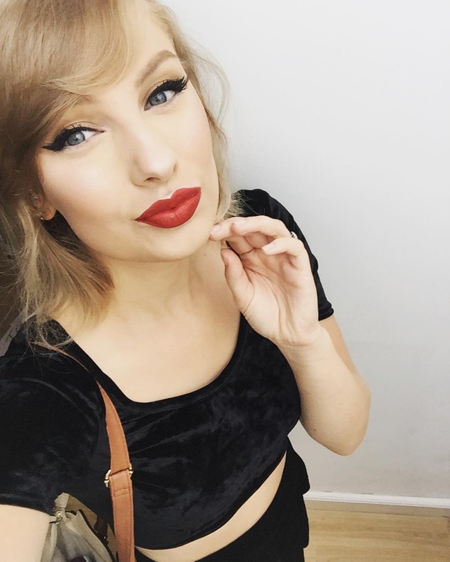 Tampaknya, Laura pun sadar dia mirip dengan Taylor Swift. Hingga makeup-nya pun dibuat ala Taylor. Lipstik merah dan winged-eyeliner kerap diterapkan dalam rutinitas makeupnya.  Foto: dok. Instagram (Laurah)