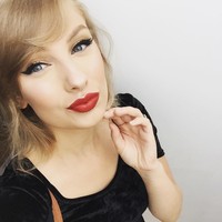 Tampaknya, Laura pun sadar dia mirip dengan Taylor Swift. Hingga makeup-nya pun dibuat ala Taylor. Lipstik merah dan winged-eyeliner kerap diterapkan dalam rutinitas makeupnya.  Foto: dok. Instagram (Laurah)
