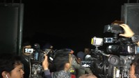 Kondisi di gerbang pabrik saat ada wawancara.
