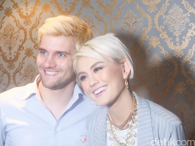 Penyanyi berusia 31 tahun itu bersama rekannya Bastian Purrer menggagas aplikasi Lyke, yakni platform digital store untuk para pecinta fashion untuk menemukan dan berbelanja tren gaya terkini. Foto: Anggi Mayasari/Wolipop