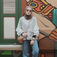  Tas rotan memberikan sentuhan yang klasik dan lebih cocok dipakai untuk ke acara kasual. Gaya selebgram Helmi Nursifah bisa menjadi inspirasi untuk hangout. Foto: Dok. Instagram