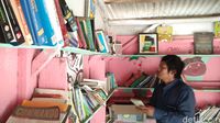 Sebar 'Virus' Membaca, Robi Keliling Desa Pakai Pedati Pustaka