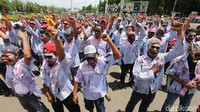 Para sopir truk tangki Pertamina yang berdandan seperti zombie berorasi di depan Istana Merdeka, Kamis (26/10/2017).