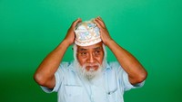 Di sini, para pria memakai topi yang dinamakan Kufi. Ini adalah foto Umar (64) saat memakai Kufi.