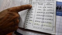 Bank Sampah merupakan konsep pengelolaan sampah yang dipilah antara sampah organik dengan non organik dan memiliki manajemen layaknya perbankan tapi yang ditabung adalah sampah.